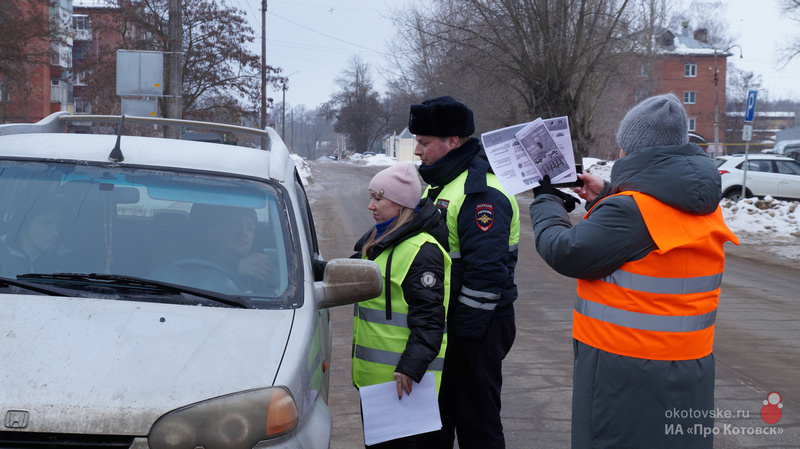 Родительский патруль детского сада №14 &quot;Красная шапочка&quot; напомнил котовчанам правила дорожного движения.