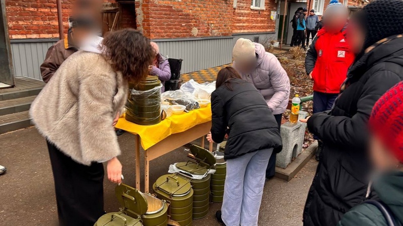 Молодогвардейцы Котовска помогают горожанам, пострадавшим от атаки украинских БПЛА.