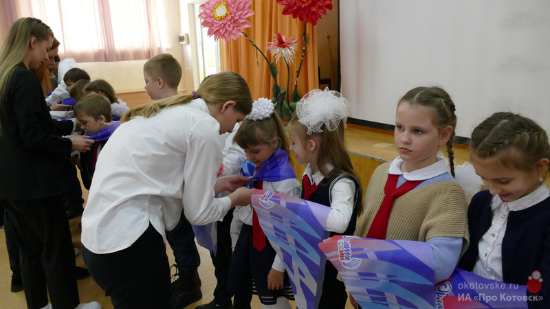 В котовской школе №3 с углубленным изучением отдельных предметов провели церемонию посвящения в Орлята России.
