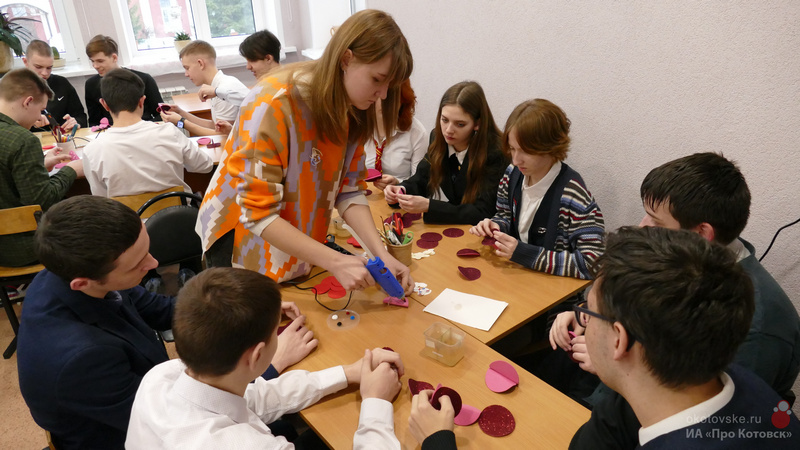 В детской школе искусств Котовска провели мастер-класс по изготовлению неваляшки.