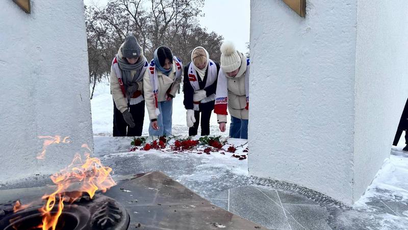 В День защитника Отечества котовчане возложили цветы к Вечному огню .