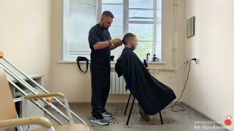 В Котовске бойцам СВО, находящимся на лечении в городской больнице, волонтёры-предприниматели безвозмездно оказывают парикмахерские услуги.