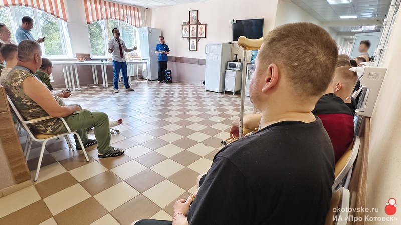 В Котовске волонтёры поздравили с наступающим Днем России участников СВО, находящихся на лечении в госпитале.