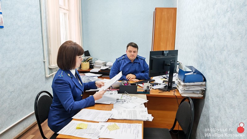 Работники прокуратуры Котовска принимают поздравления с профессиональным праздником.