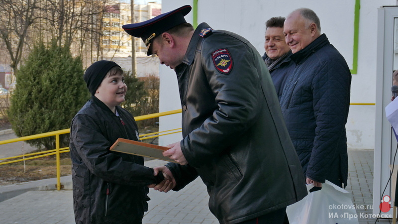 В Котовске ученика средней школы №3 наградили за бдительность глава города Алексей Плахотников и начальник ОМВД Дмитрий Бодров.