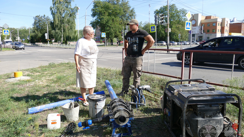 В Котовске продолжаются работы по прокладке коммуникаций от новых станций очистки воды к многоквартирным домам.