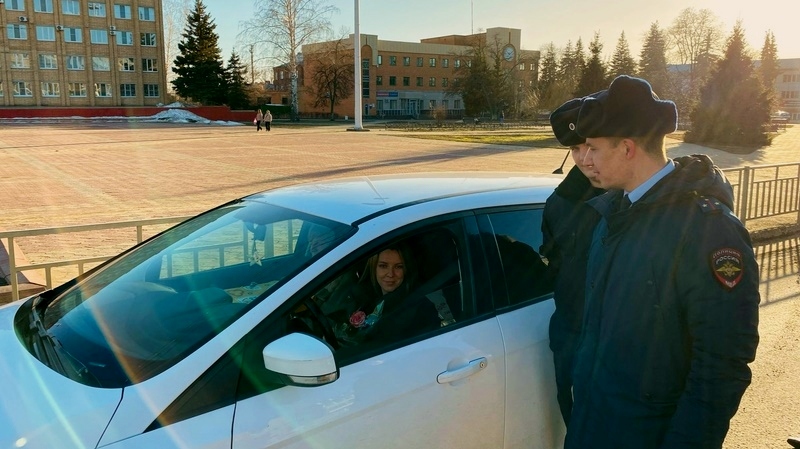 В честь 8 Марта полицейские Котовска преподнесли цветы горожанкам.