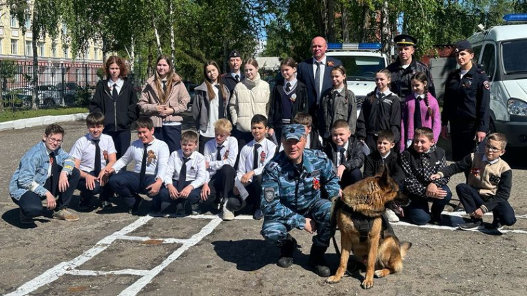 Накануне Дня Победы полицейские Котовска пригласили в гости учащихся полицейских классов школы-ЭКОТЕХ. Накануне Дня Победы полицейские Котовска пригласили в гости учащихся полицейских классов школы-ЭКОТЕХ.